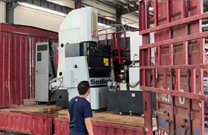 二手機(jī)裝卸現(xiàn)場